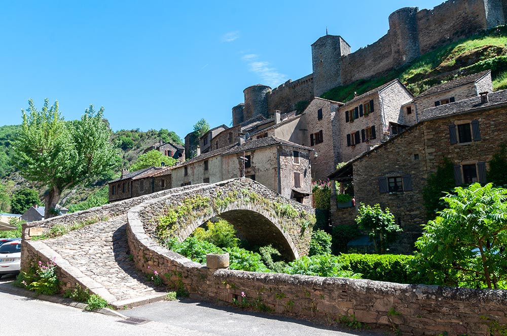 Brousse Le Chateau plus beaux village de france hotellerie de plein air vert lavande
