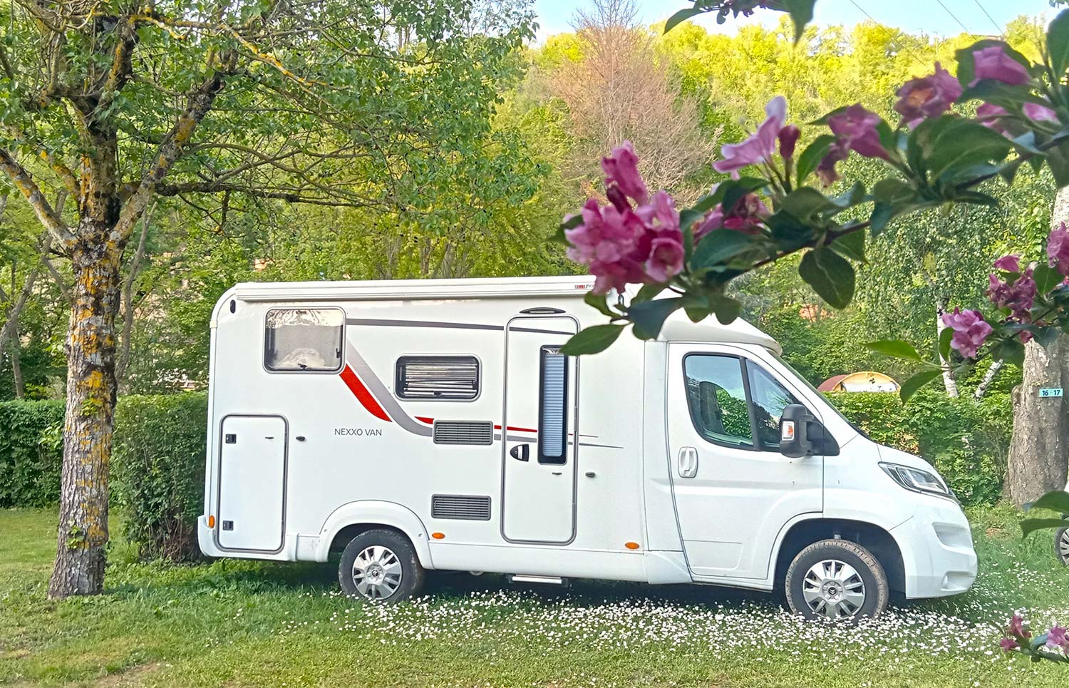 camping-car-saint-affrique-calme-nature-et-detente-avec-piscine-activites-occitanie camping-car-saint-affrique-calme-nature-et-detente-avec-piscine-activites-occitanie